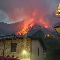 Die Flammen bedrohen die Unterkünfte