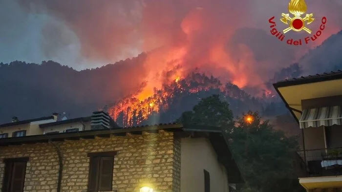 Die Flammen bedrohen die Unterkünfte 
