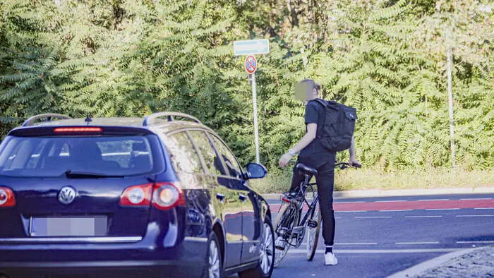 Der Autofahrer überholte den Radfahrer, danach eskalierte die Situation (Symbolbild)