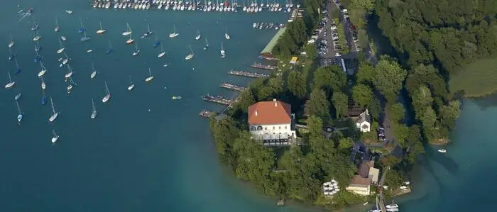 Luftaufnahme vom Schloss Maria Loretto am Wörthersee 