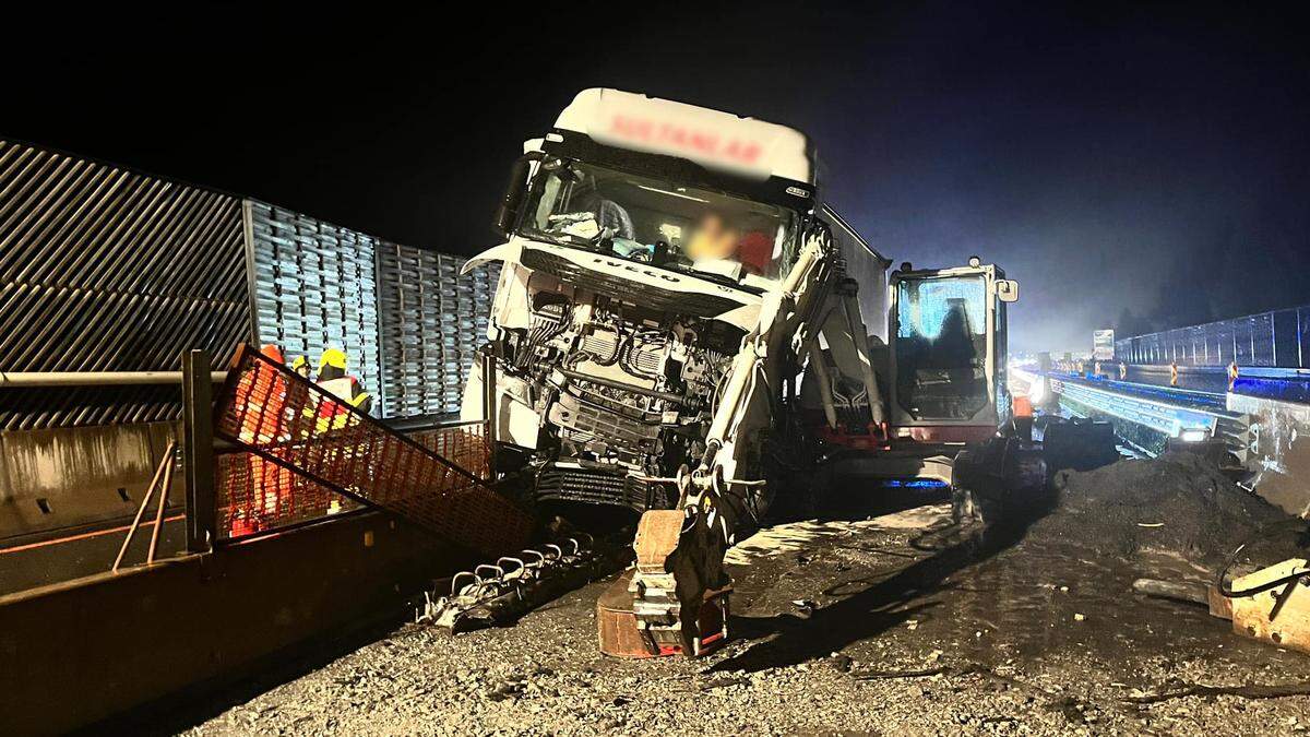 Lkw und Bagger wurden schwer beschädigt 