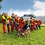 Foto mit Augenzwinkern: Die Bergrettung muss das alte Fahrzeug anschieben, um es in Bewegung zu setzen.