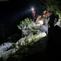 Man sieht Bergretter im Dunkeln