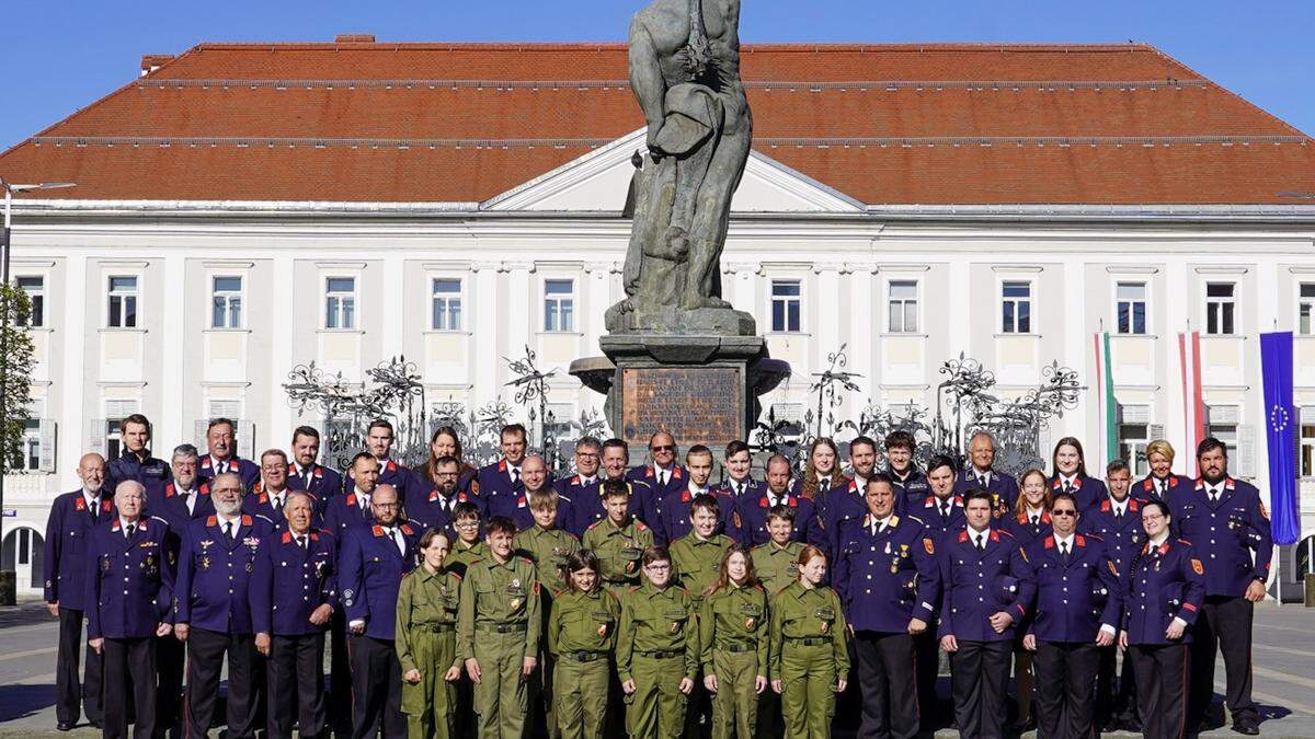 Die Kameraden der FF Hauptwache vor dem Lindwurm in Klagenfurt