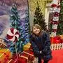 Lina sitzt vor einem Christbaum und Geschenken  | Lina liebte es, anderen eine Freude zu machen