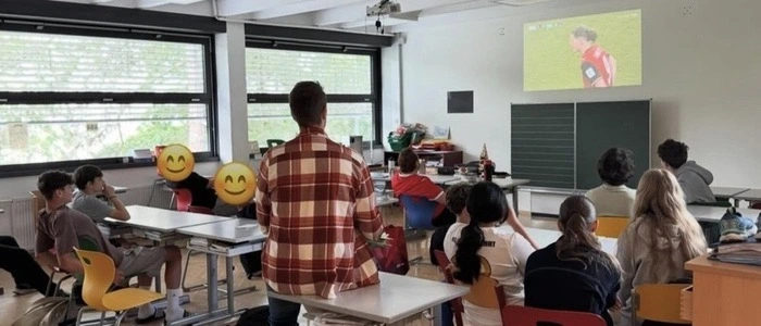 Fußball-Livestream in der Mittelschule 12 in Klagenfurt