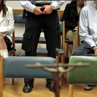 Das angeklagte Ehepaar vor Gericht