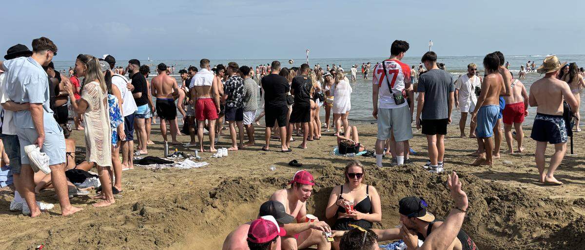 Am Sonntag wurde am Strand bis in die Abendstuden gefeiert, einige bauten sich hierfür ihre eigene „Strand-Bar“