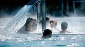 Mehrere Personen planschen in einem Thermalbecken  | Die neue Therme soll für weiteren touristischen Boom sorgen (Symbolfoto) 