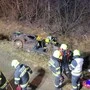Feuerwehrleute befreiten die junge Frau aus dem Auto