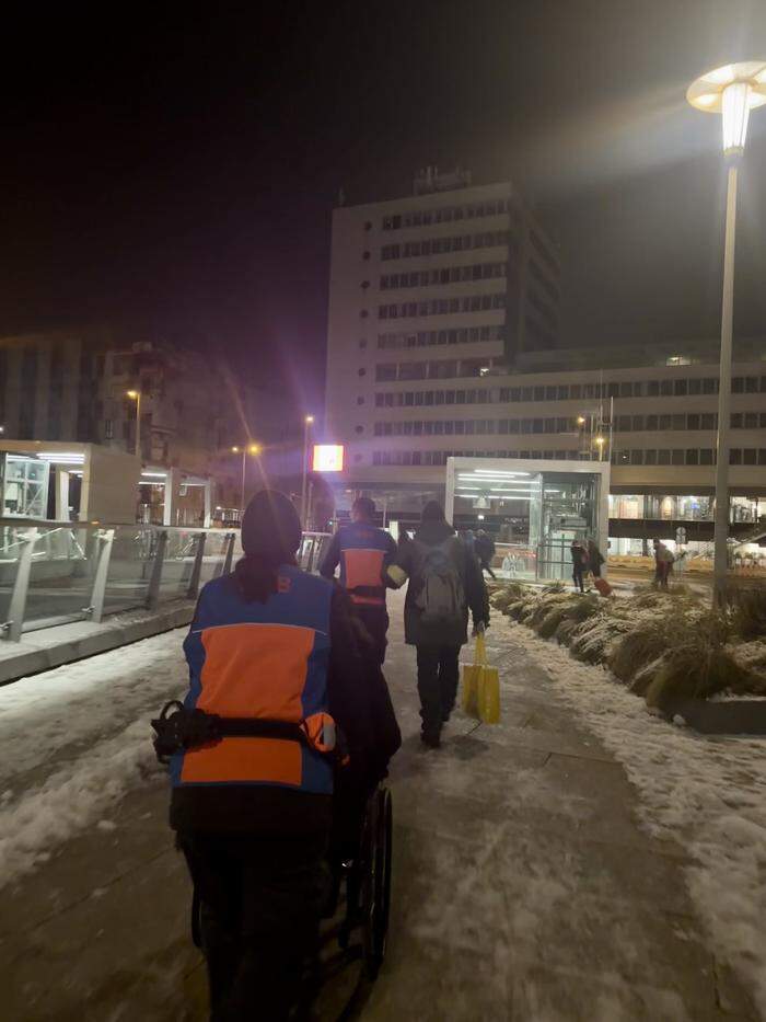 Passagiere bei der Ankunft in Graz 