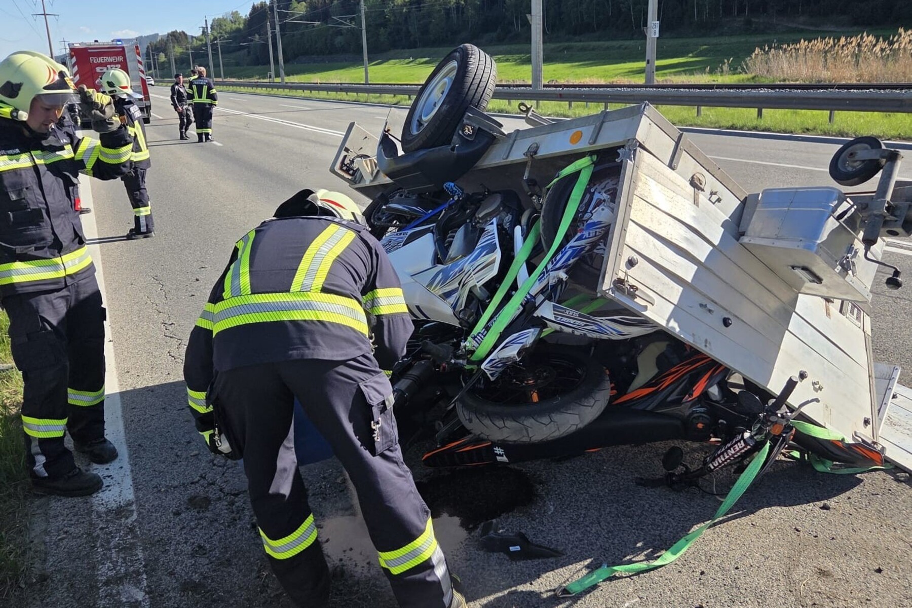 Gefährliche Situation: Anhänger löst sich während der Fahrt vom Pkw