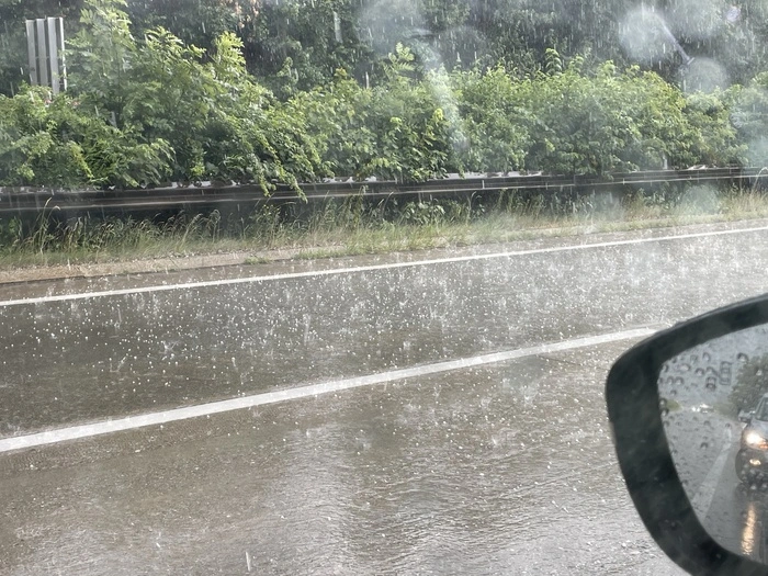 Starker Regen und Hagel auf der A2 bei Wernberg