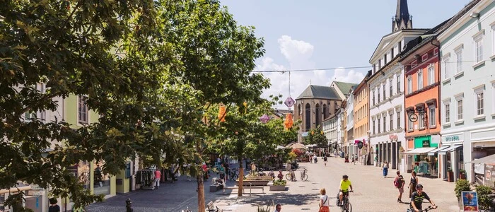 Am Hauptplatz in Villach wurden zehn schattenspendende und kühlende Laubbäume nach dem Schwammstadt-Prinzip, also mit speziellem Unterbau, gepflanzt. Bei Starkregen können sie viel Wasser aufsaugen