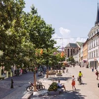 Am Hauptplatz in Villach wurden zehn schattenspendende und kühlende Laubbäume nach dem Schwammstadt-Prinzip, also mit speziellem Unterbau, gepflanzt. Bei Starkregen können sie viel Wasser aufsaugen