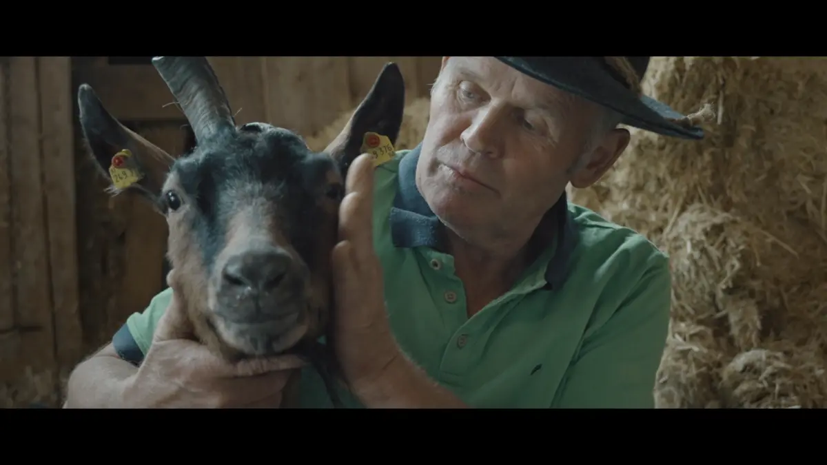 Johann Stocker mit der Ziege, die 50 Junge bekam