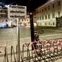 Schild, Fahrradständer und Absperrband vor dem Klagenfurter Rathaus | Hinweisschild und Absperrband beim Fahrradständer am Neuen Platz