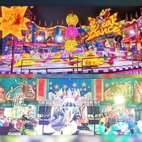 User wundern sich über die öffentliche Auseinandersetzung. Oben sieht man das „Break Dance“-Fahrgeschäfte von „Rieger Rides“, unten den Mitbewerber