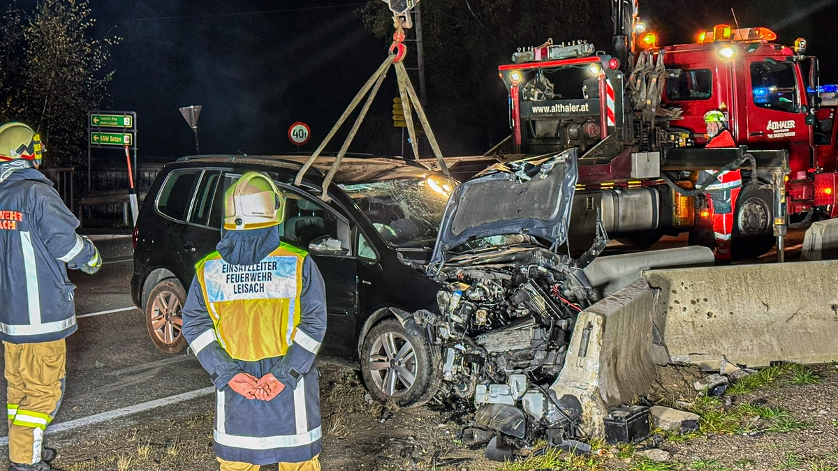 Das Auto krachte gegen eine Betonleitwand