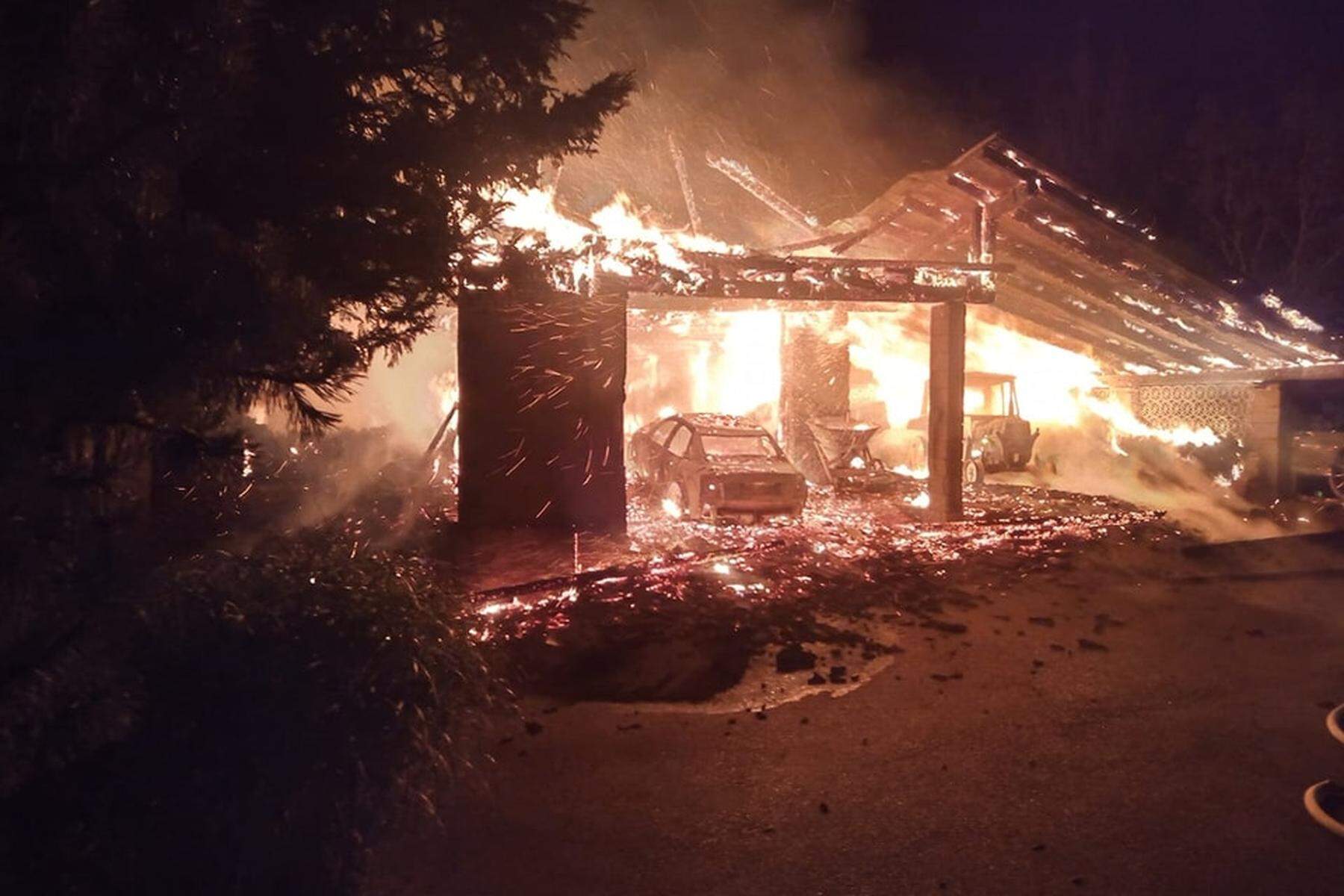 Komplett niedergebrannt: Wirtschaftsgebäude ging in der Nacht in Flammen auf