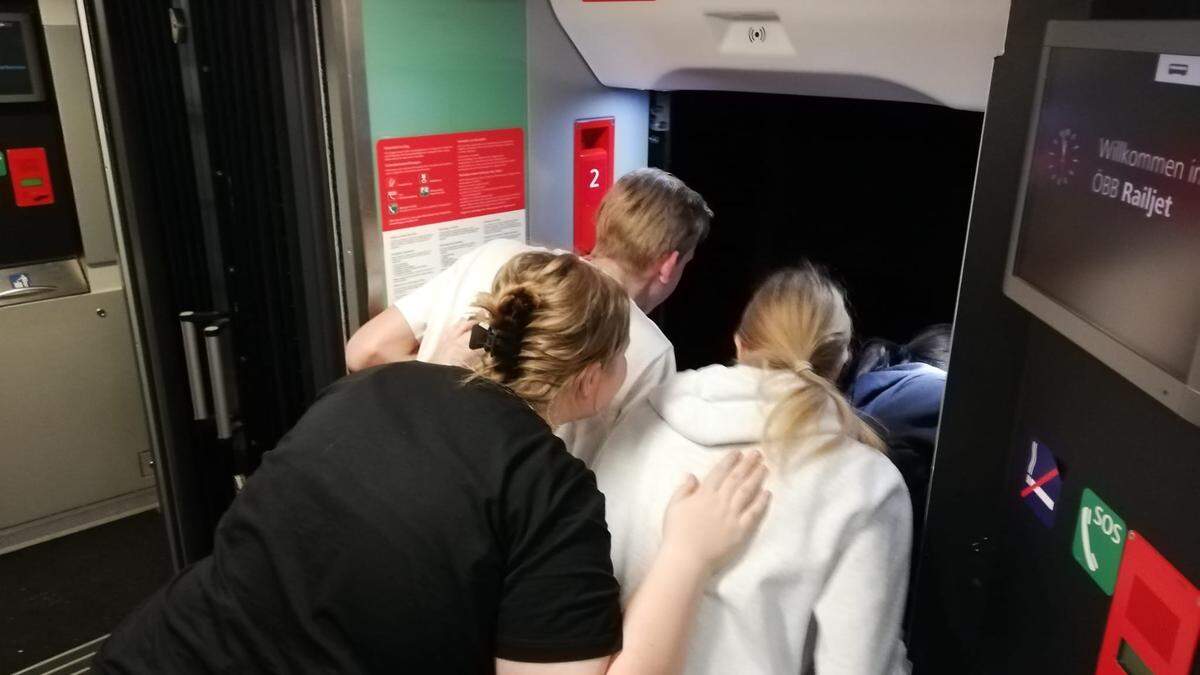 Schüler des Ingeborg-Bachmann-Gymnasiums beim stundenlangen Warten im Zug. „Die Schüler waren toll“, sagen die Lehrer 