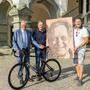 Landeshauptmann Peter Kaiser, Franz Klammer und Thomas Seitlinger (von links) mit dem Gemälde