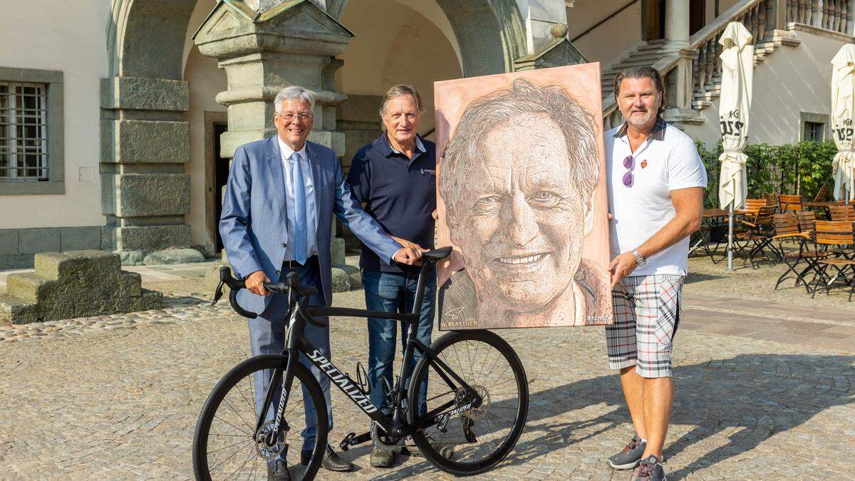 Landeshauptmann Peter Kaiser, Franz Klammer und Thomas Seitlinger (von links) mit dem Gemälde