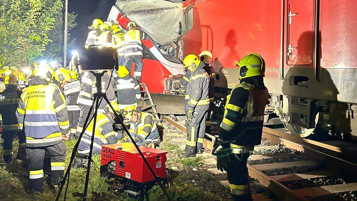 Der Lokführer wurde bei dem Frontalunfall eingeklemmt