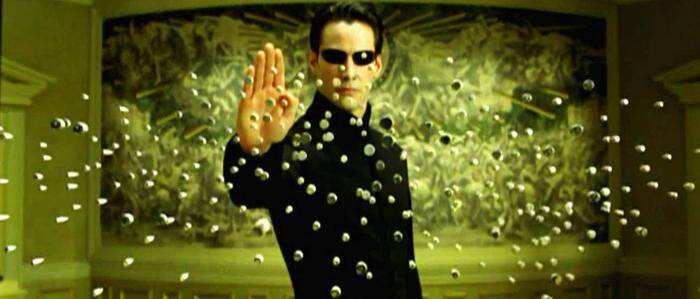 Neo (Keanu Reeves) lernt mit der Zeit, die virtuelle Realität der Matrix zu kontrollieren (hier im Teil zwei der Saga, Matrix Reloaded)