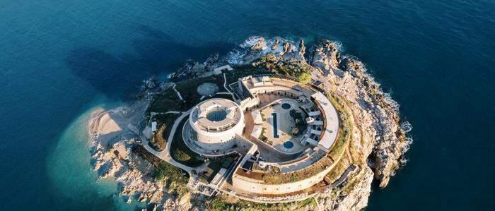 Das historische Fort auf der Insel Mamula wurde trotz seiner dramatischen Geschichte zu einem Luxusresort mit mehreren Swimmingpools, Restaurants und Bars umgestaltet