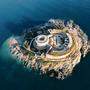 Das historische Fort auf der Insel Mamula wurde trotz seiner dramatischen Geschichte zu einem Luxusresort mit mehreren Swimmingpools, Restaurants und Bars umgestaltet