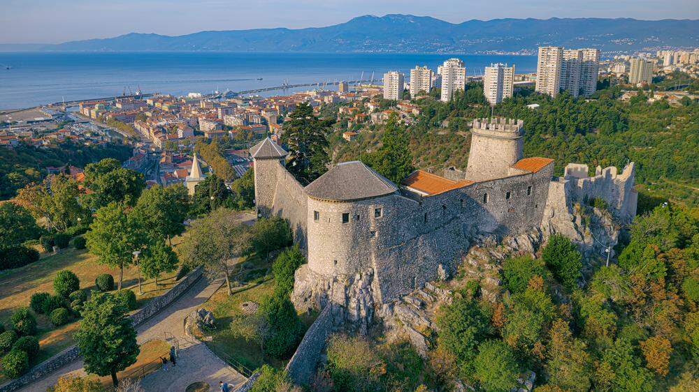 Die Burg Trsat auf einem Felsen über Rijeka bietet einen atemberaubenden Ausblick über die Stadt und die Kvarner Bucht