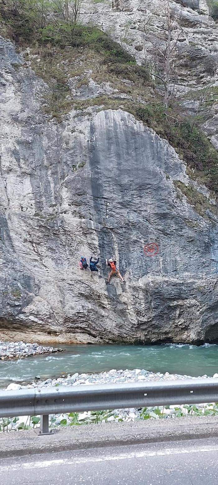 Die Alpinisten wurden über ein 100 Meter langes Seil abgeseilt