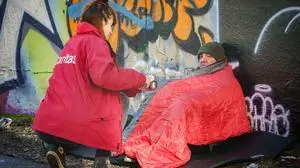 Obdachlose, die sich weigern, in die Notschlafstelle zu kommen, werden vor Ort versorgt