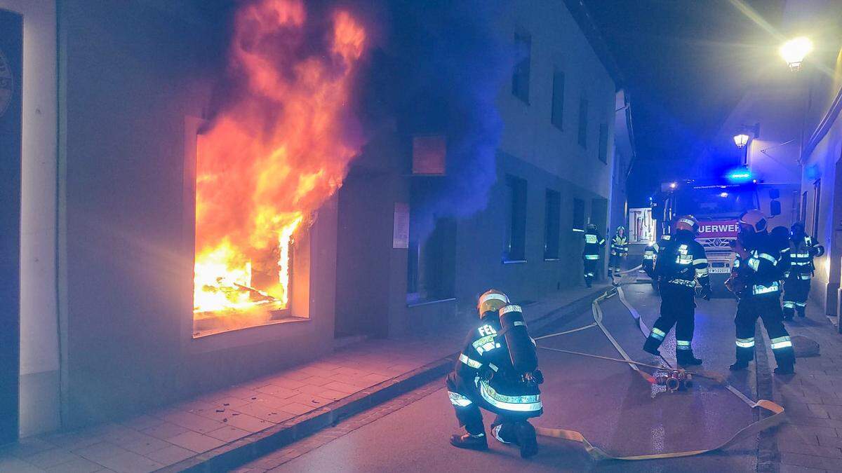 Die Feuerwehr kämpfte in der Nacht auf Freitag gegen die Flammen