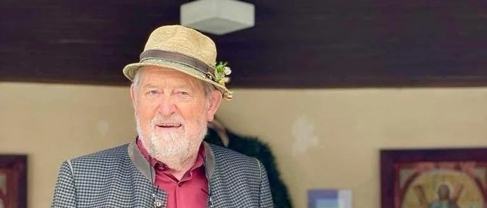 Man sieht einen Mann mit Hut, Korb und grauem Bart