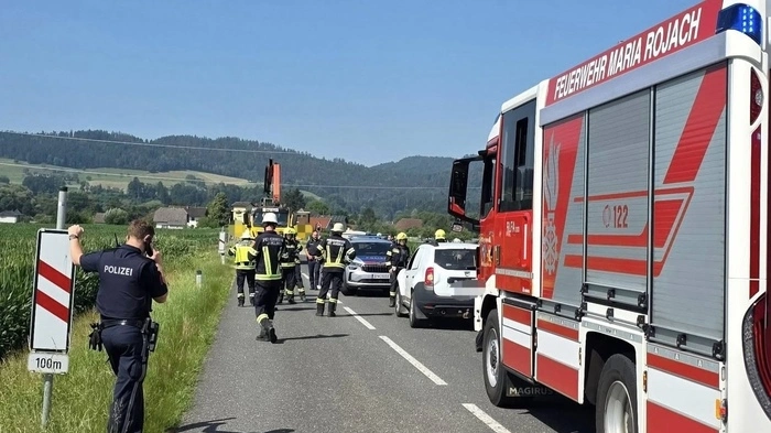 Der Lkw beschädigte die Oberleitung