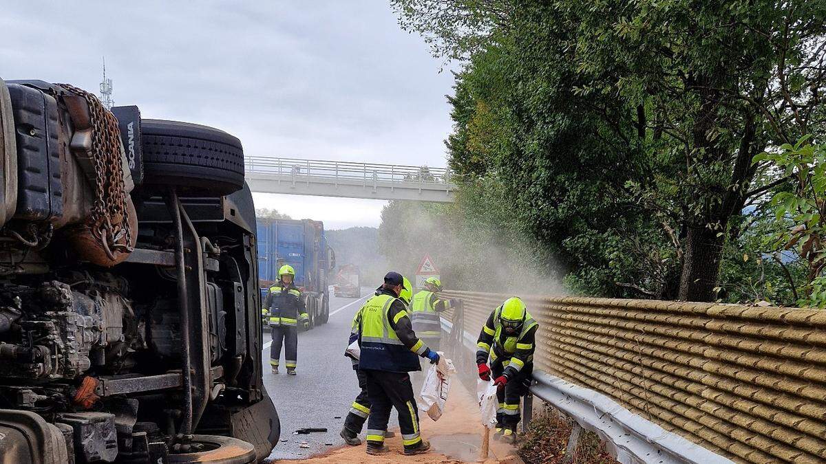 Die Feuerwehrleute waren damit beschäftigt, die ausgetretenen Betriebsmittel zu binden