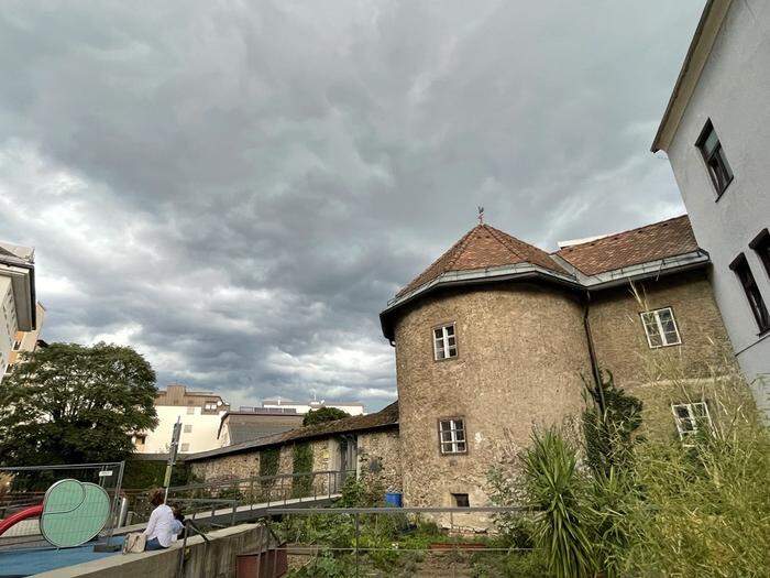 Ab dem Nachmittag verdunkelten die Wolken Kärnten wie hier in Villach