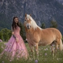 Michelle Moritz von Ellis Horseland mit Stute Frieda vor ihrem Stall in Lienz 
