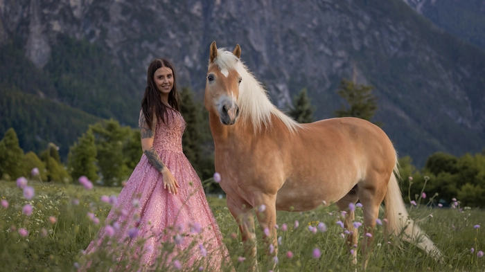 Michelle Moritz von Ellis Horseland mit Stute Frieda vor ihrem Stall in Lienz 