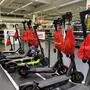 Man sieht einige E-Scooter in einem Elektrofachhandel von hinten | Sämtliche hier ausgestellten Modelle werden - weil sie nicht schneller als 25 km/h fahren können - als ohne weitere Zulassungsvoraussetzungen für den Verkehr zugelassen verkauft. Das stimmt allerdings nicht