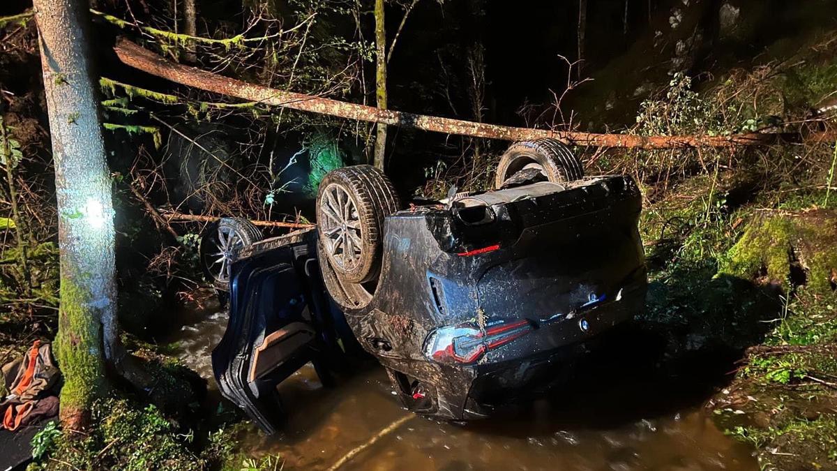 Das Auto stürzte rund 60 Meter in die Tiefe