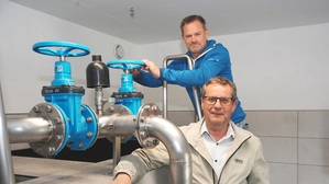 Bürgermeister Schäfauer und Betriebsleiter Krammer: Knapp eine Million Euro wurden jüngst in die Wasserversorgung in Seeboden investiert