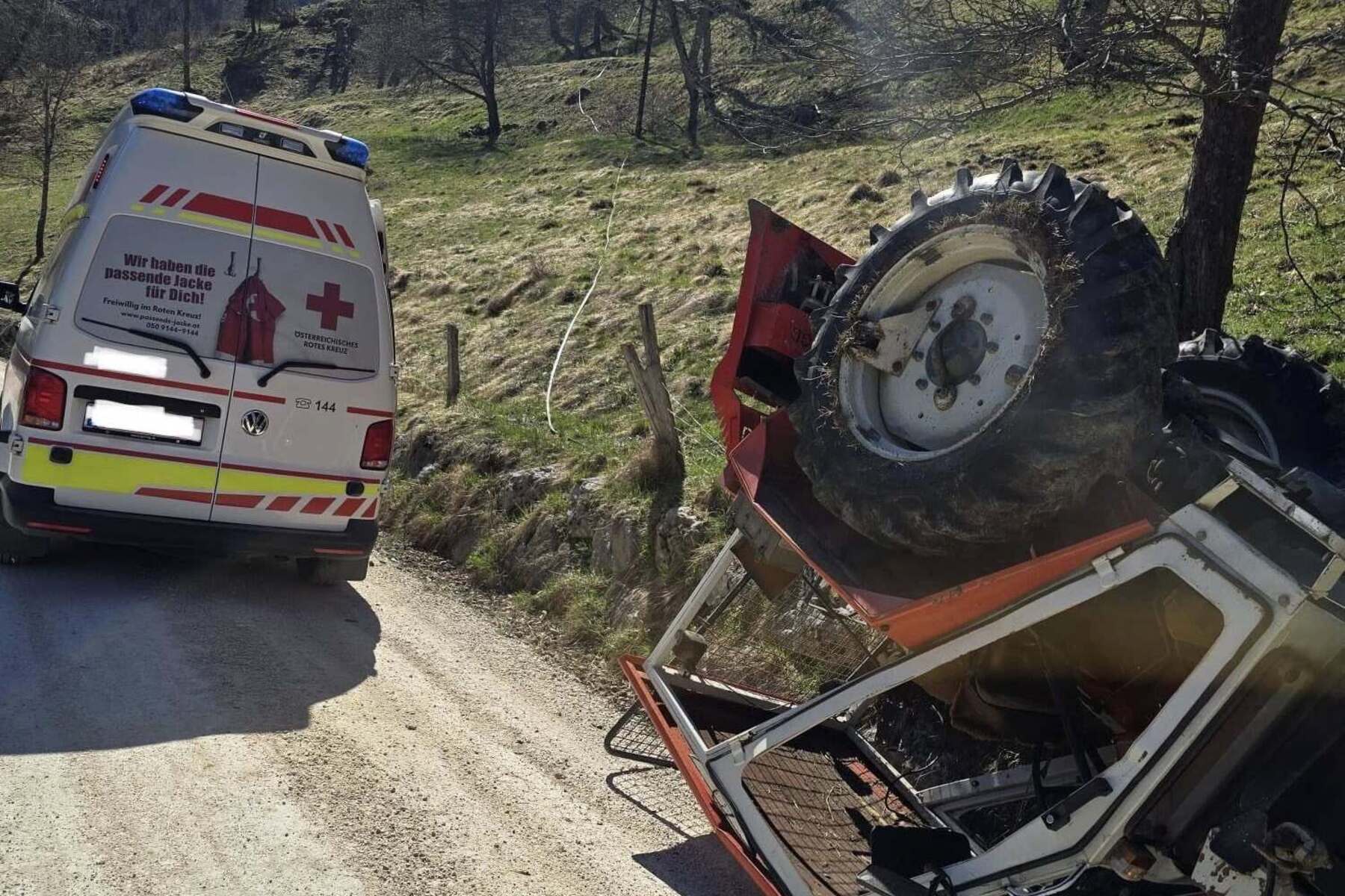 Traktor überschlug sich mehrmals, Fahrer wurde aus Kabine geschleudert