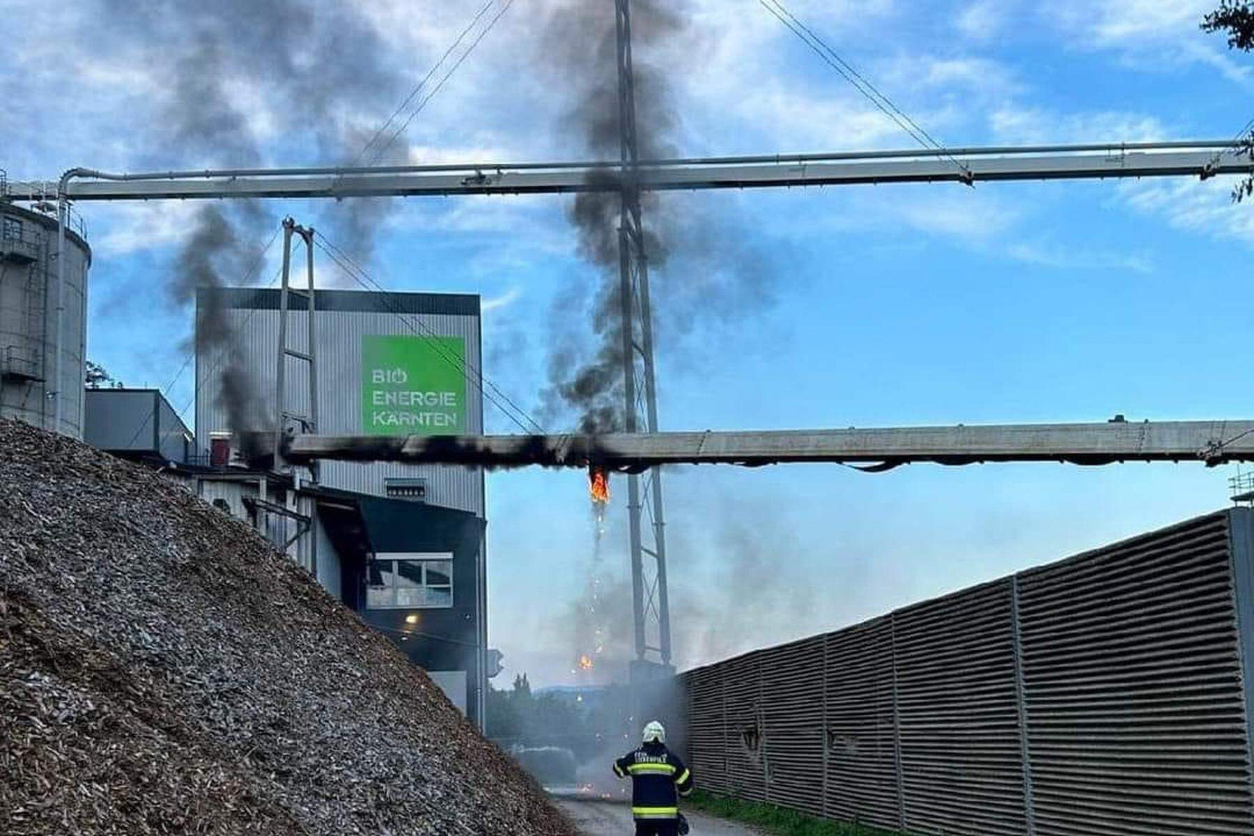 Technischer Defekt: Mehr als 50 Einsatzkräfte bei Brand in Kärntner Industriegebiet gefordert