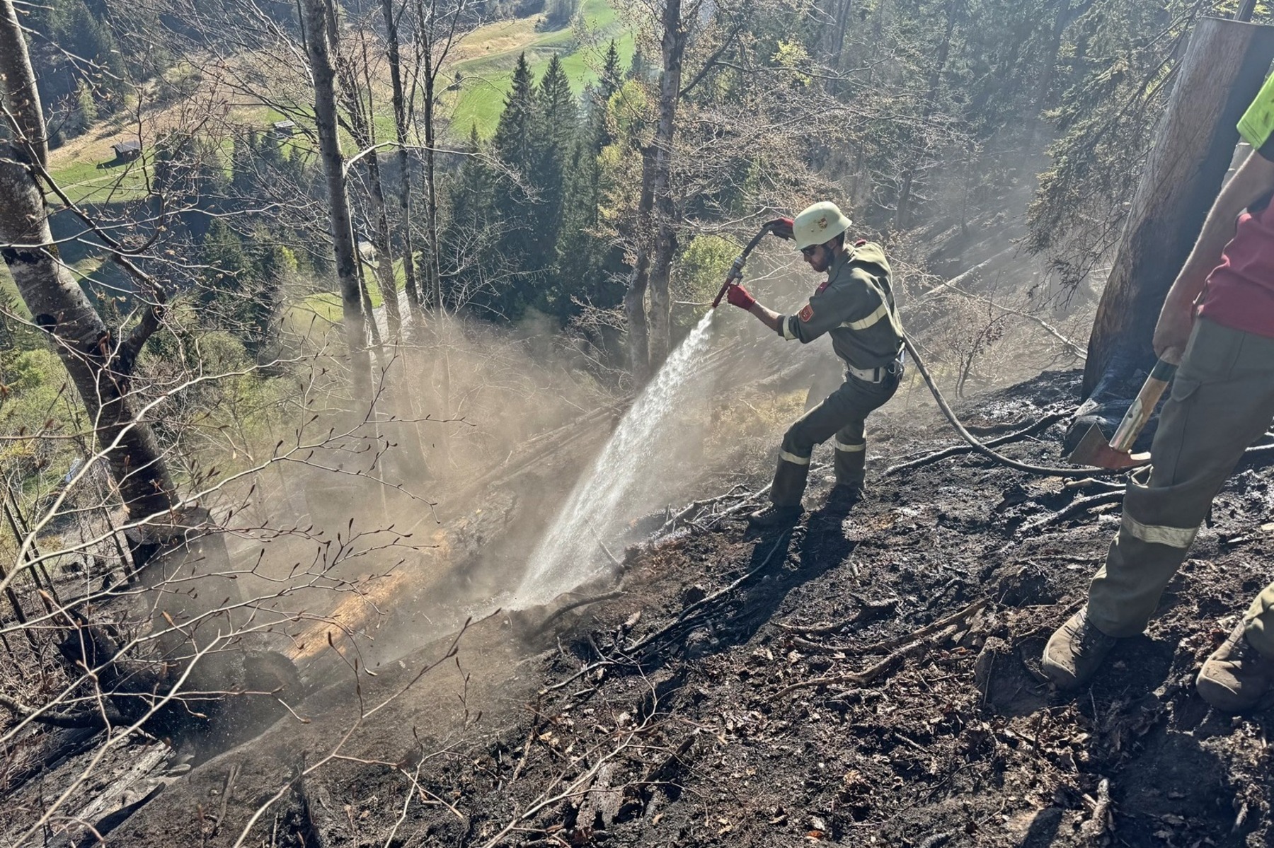 Waldbrand im Lesachtal: Gefährlicher Kampf gegen die Glutnester