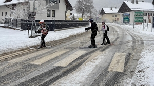 Ski-Gehen - schön brav am Zebrastreifen
