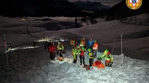 Man sieht Einsatzkräfte in Dunkelheit auf Schnee stehend | Der Wanderer wurde in den Abendstunden tot geborgen