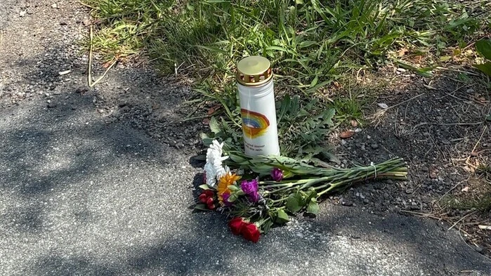 Blumen und eine Kerze für den beliebten 58-Jährigen an der Unfallstelle 